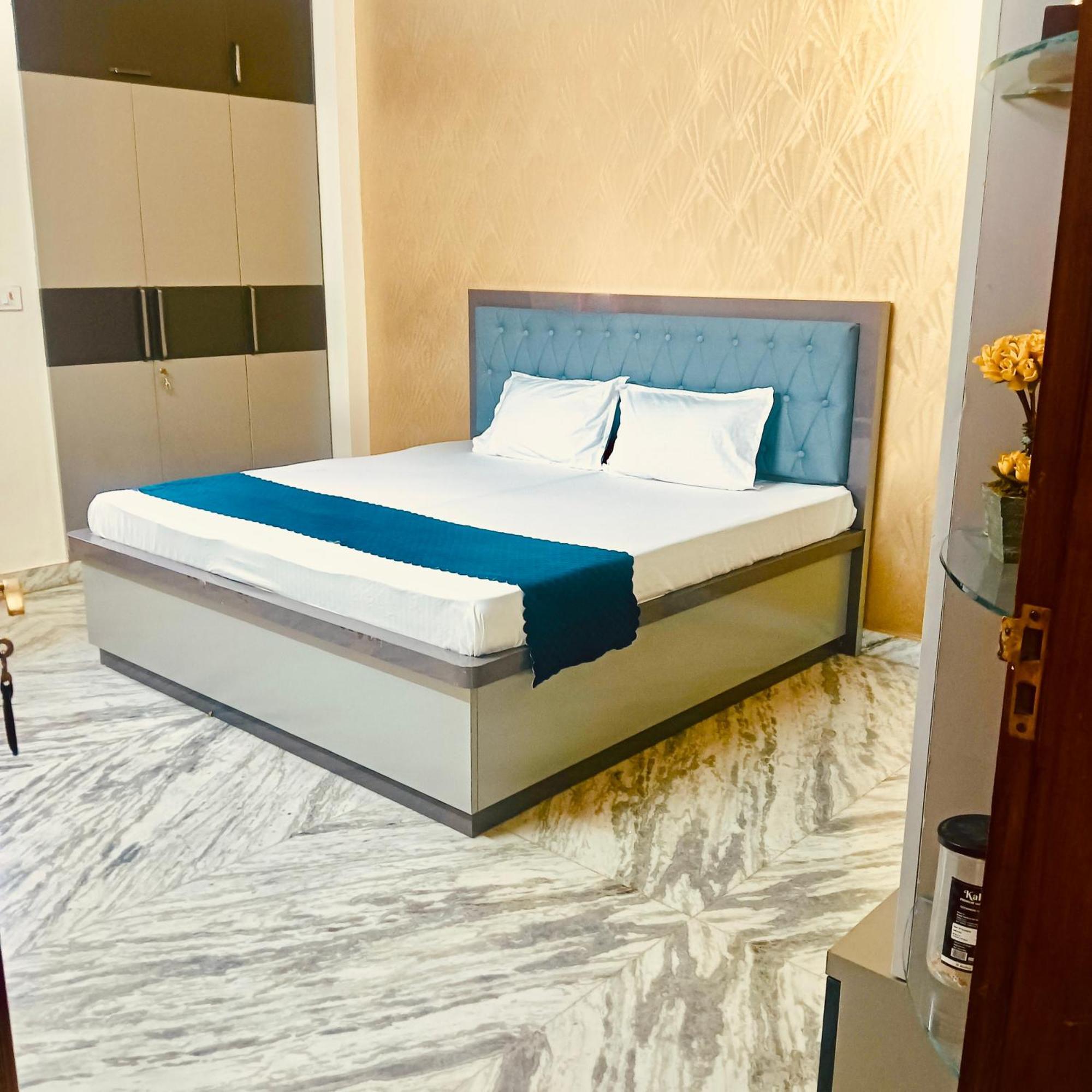 Luxury 3 Bhk 15 Mins From Kashi Vishwanath Temple Apartment