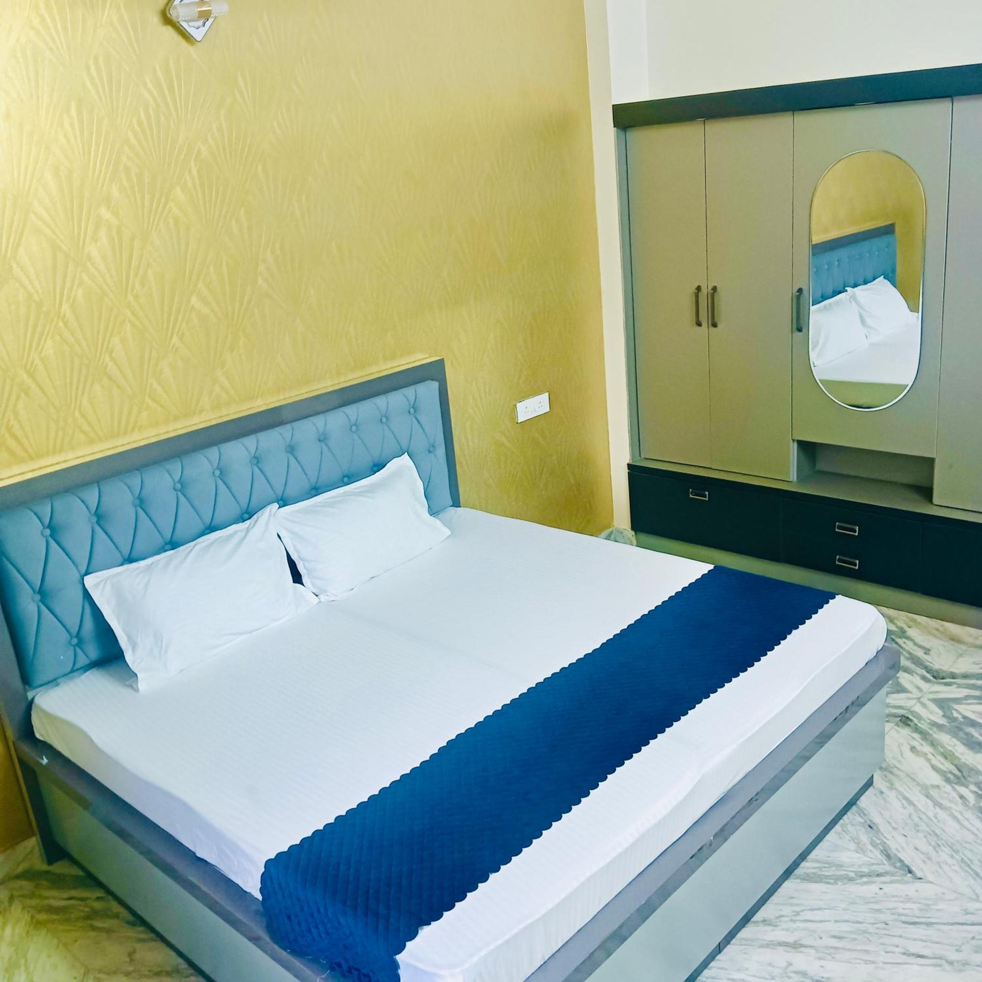 Luxury 3 Bhk 15 Mins From Kashi Vishwanath Temple Apartment *