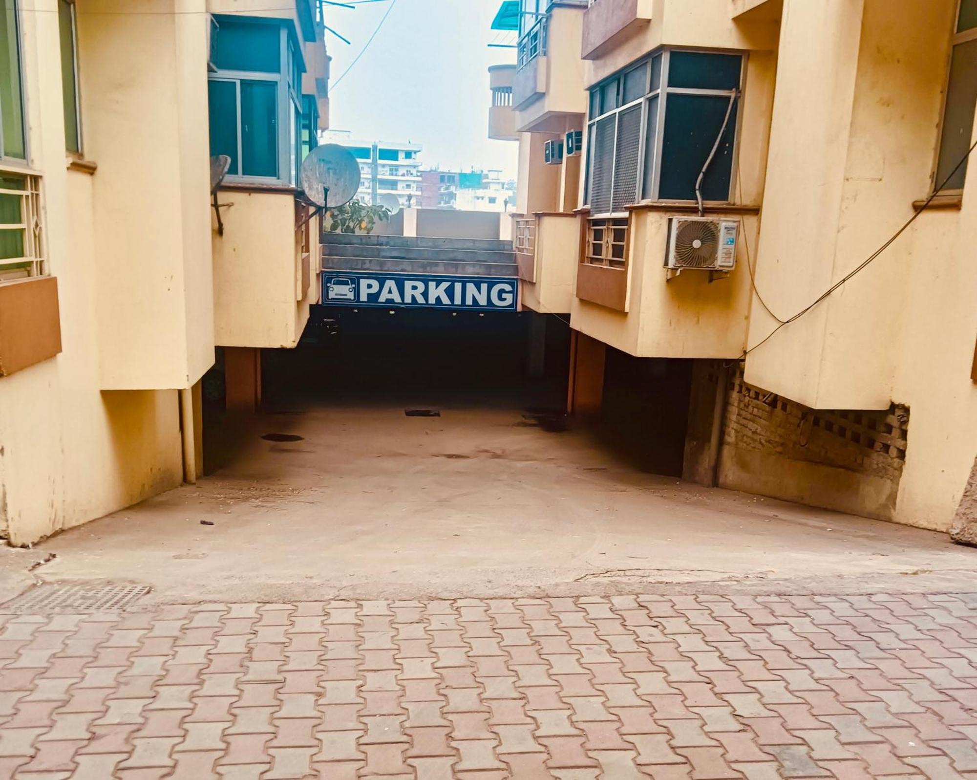 Luxury 3 Bhk 15 Mins From Kashi Vishwanath Temple Apartment