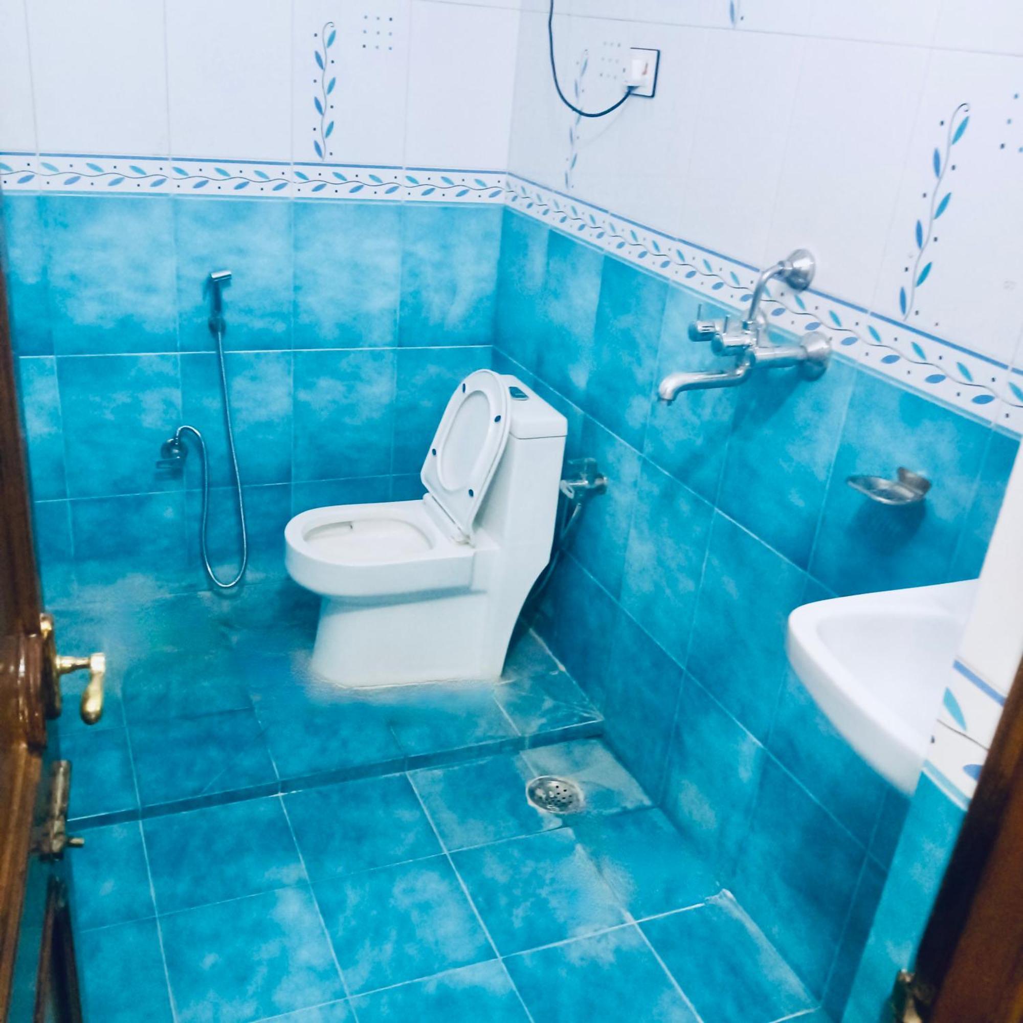 Luxury 3 Bhk 15 Mins From Kashi Vishwanath Temple Apartment *